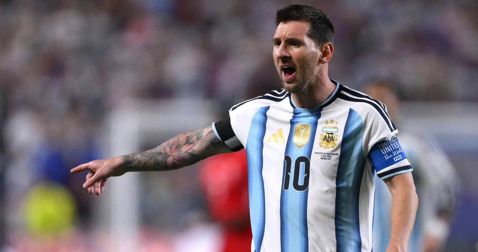Lionel Messi dirigiendo a Argentina en el partido