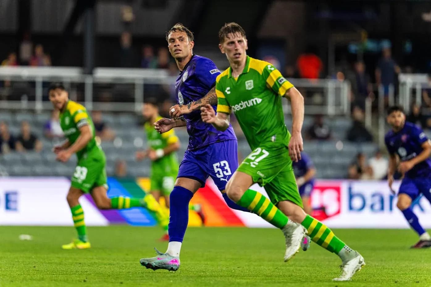 Jugadores de Louisville City y Tampa Bay Rowdies en acción
