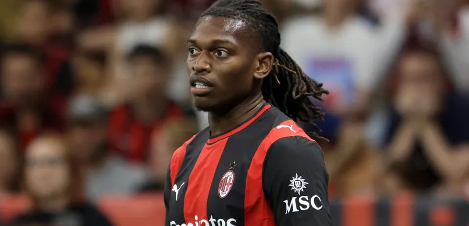 Jugador de AC Milan en el campo durante el partido