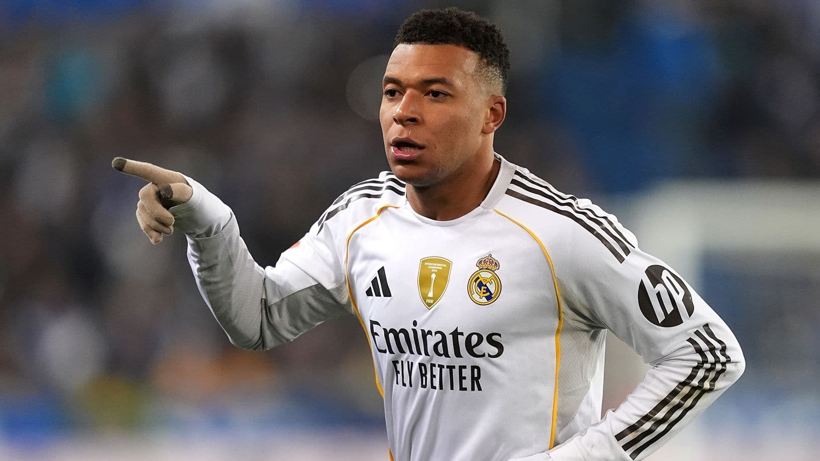 Jugador señalando durante el partido con Real Madrid