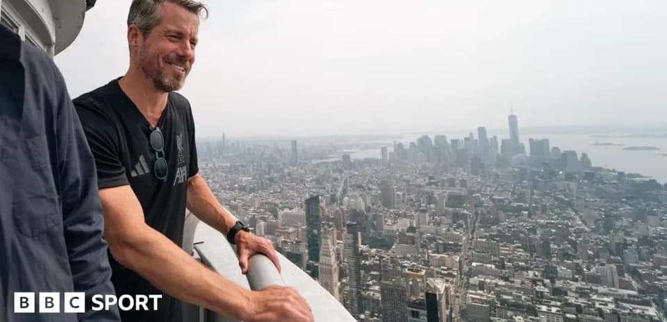 Hombre en mirador con vista panorámica de la ciudad