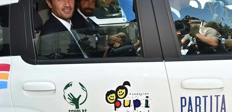 Dos personas en un coche con logotipos visibles