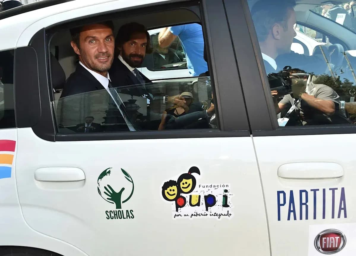 Dos personas en un coche con logotipos visibles