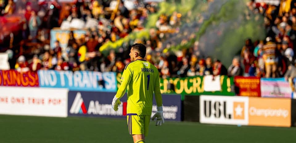 Portero Herrera durante el partido de fútbol