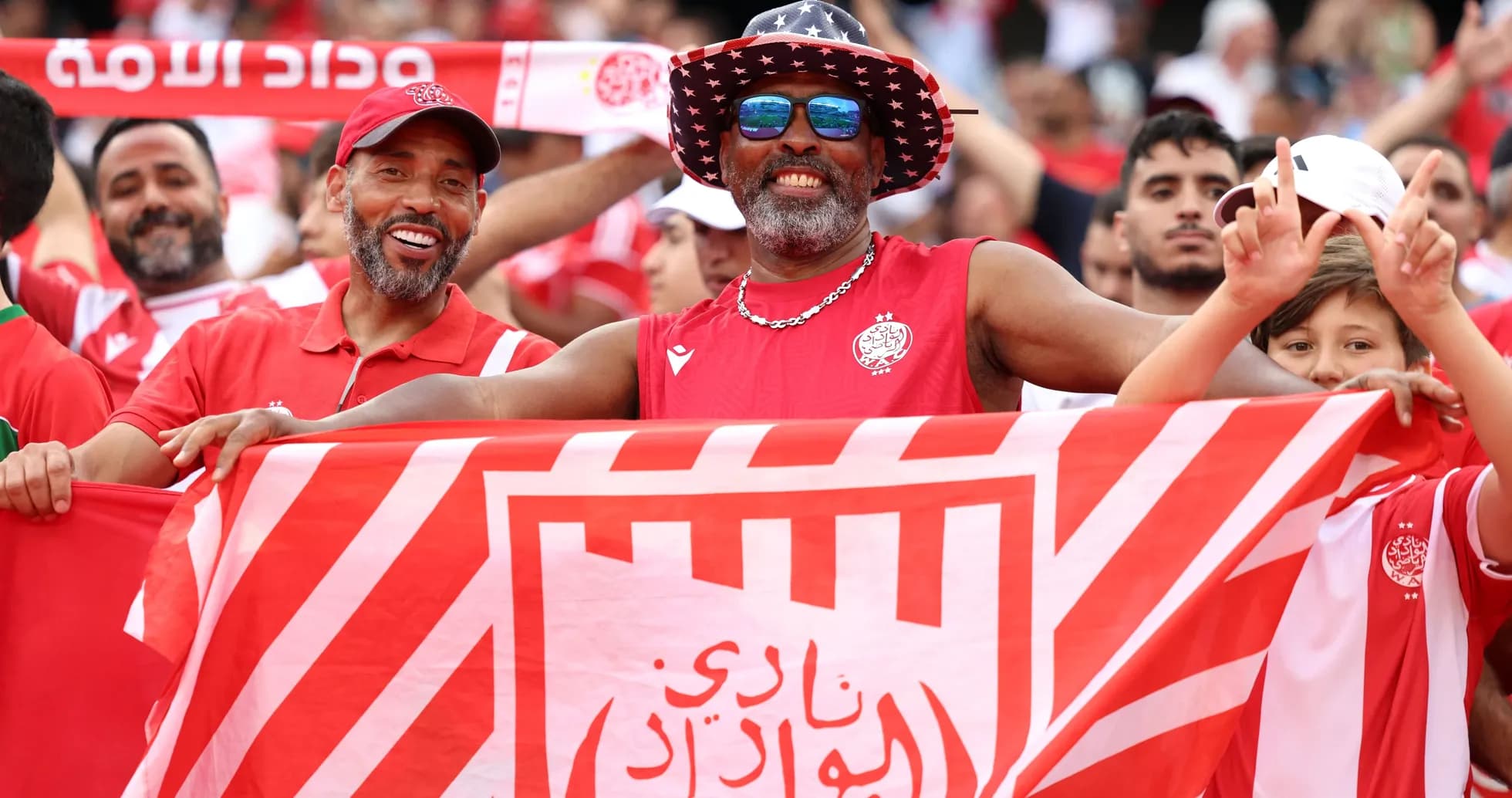 Aficionados de Wydad de Casablanca con banderas en el estadio