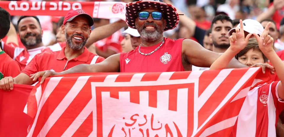 Aficionados de Wydad de Casablanca con banderas en el estadio