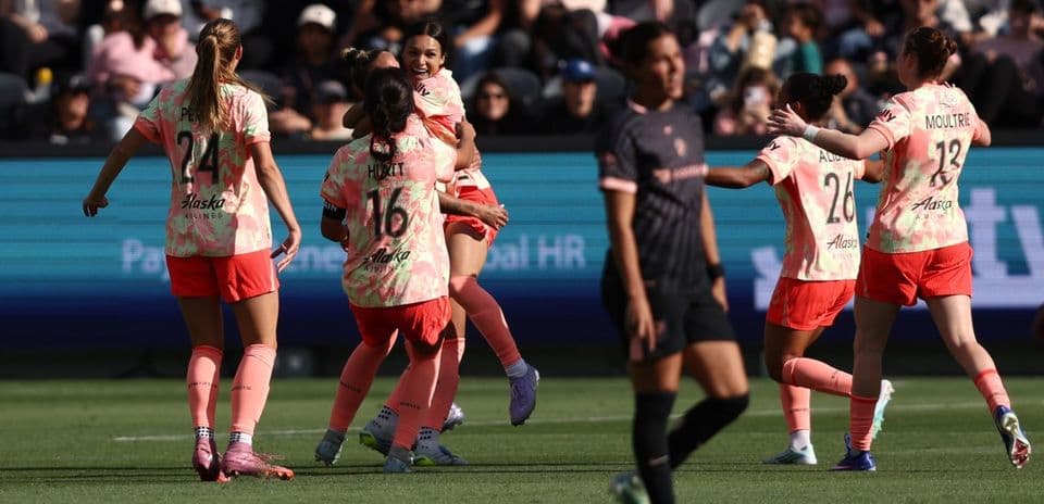 Jugadoras celebrando un gol del partido