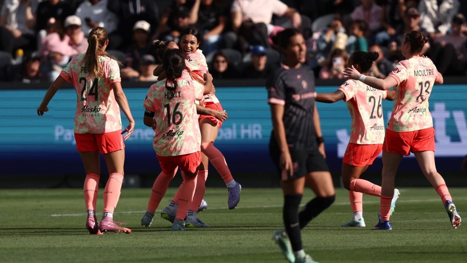 Jugadoras celebrando un gol del partido