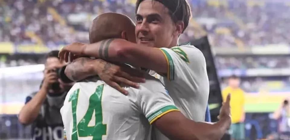 Jugadores abrazándose después del partido en estadio