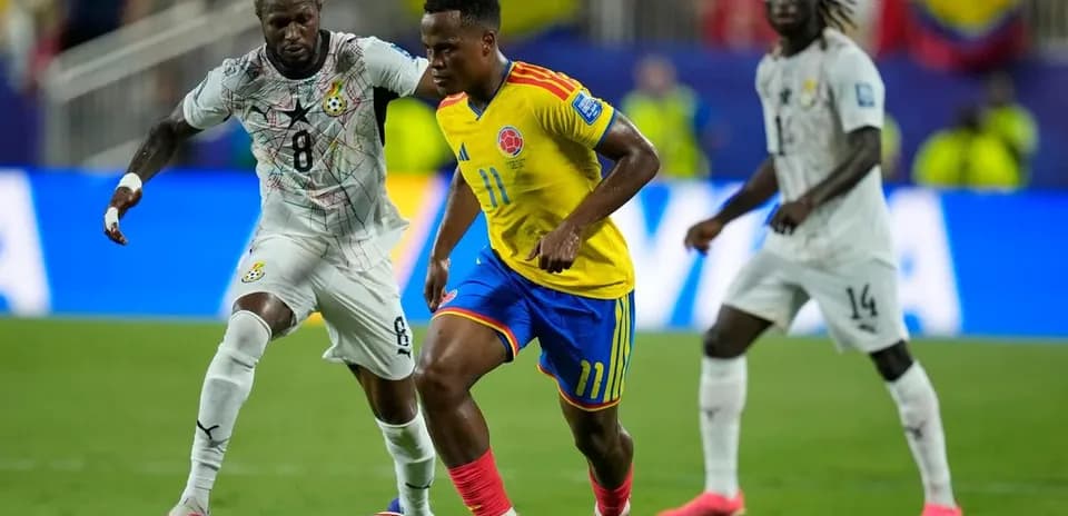 Jugador colombiano driblando a rival ghanés en partido