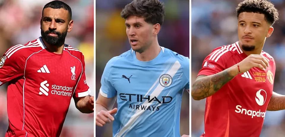 Tres jugadores de fútbol en sus respectivos equipos