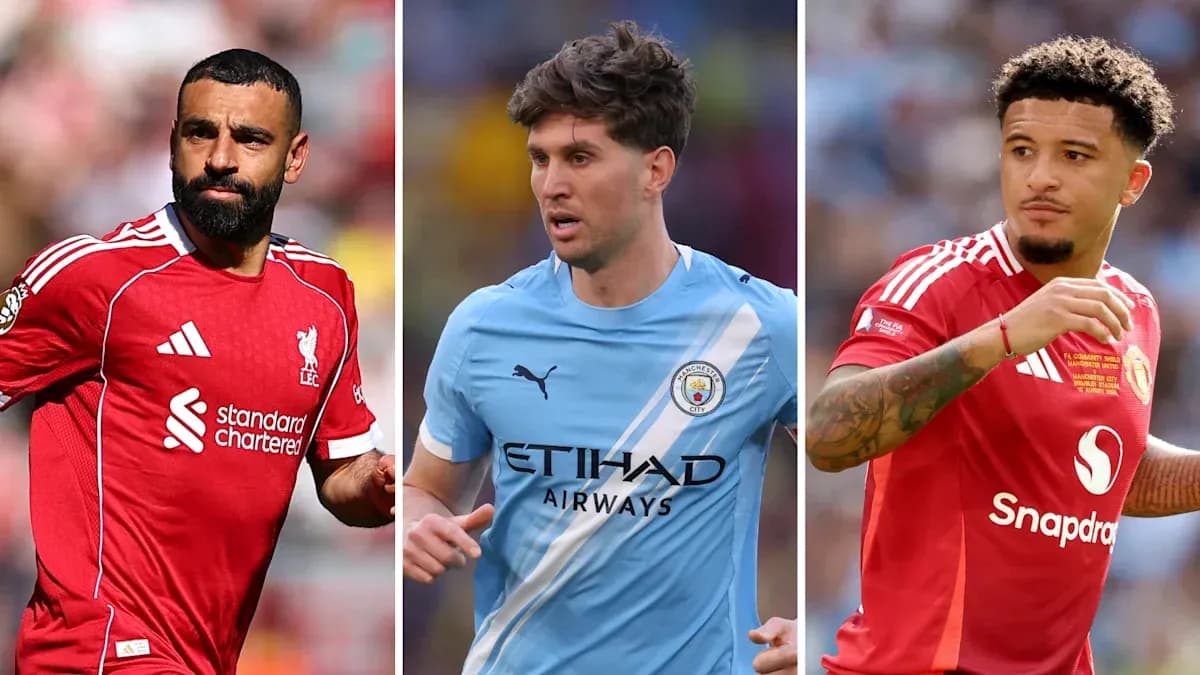 Tres jugadores de fútbol en sus respectivos equipos