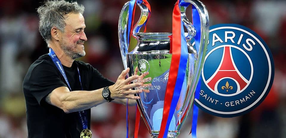 Entrenador celebrando con el trofeo de la UEFA Champions League
