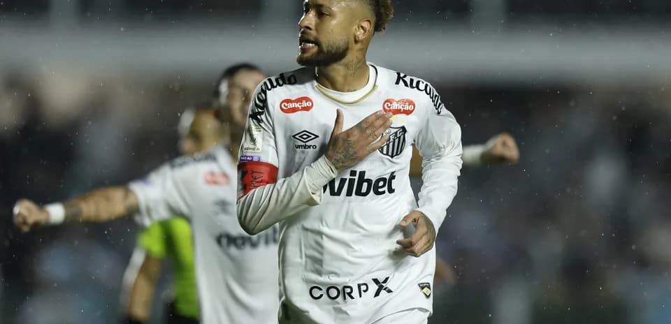 Neymar celebrando un gol con Santos en lluvia