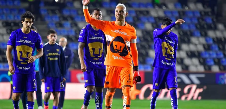 Jugadores de Pumas celebrando tras el partido