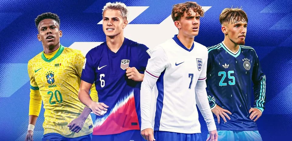Cuatro jugadores de fútbol en uniformes de selecciones