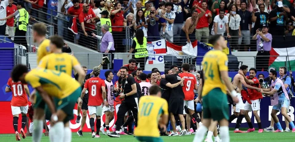 Jugadores celebrando con aficionados en el estadio