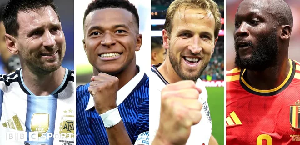 Cuatro jugadores de fútbol celebrando con puños cerrados
