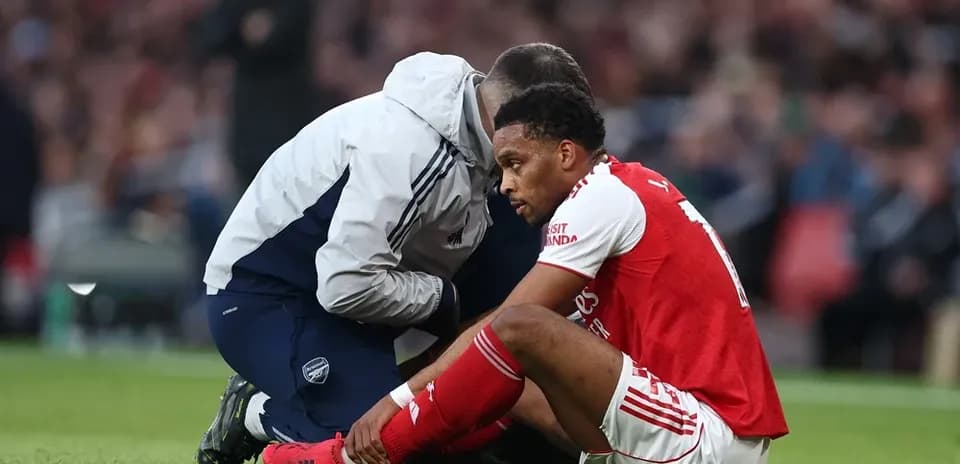 Jugador de Arsenal siendo atendido por médico en campo