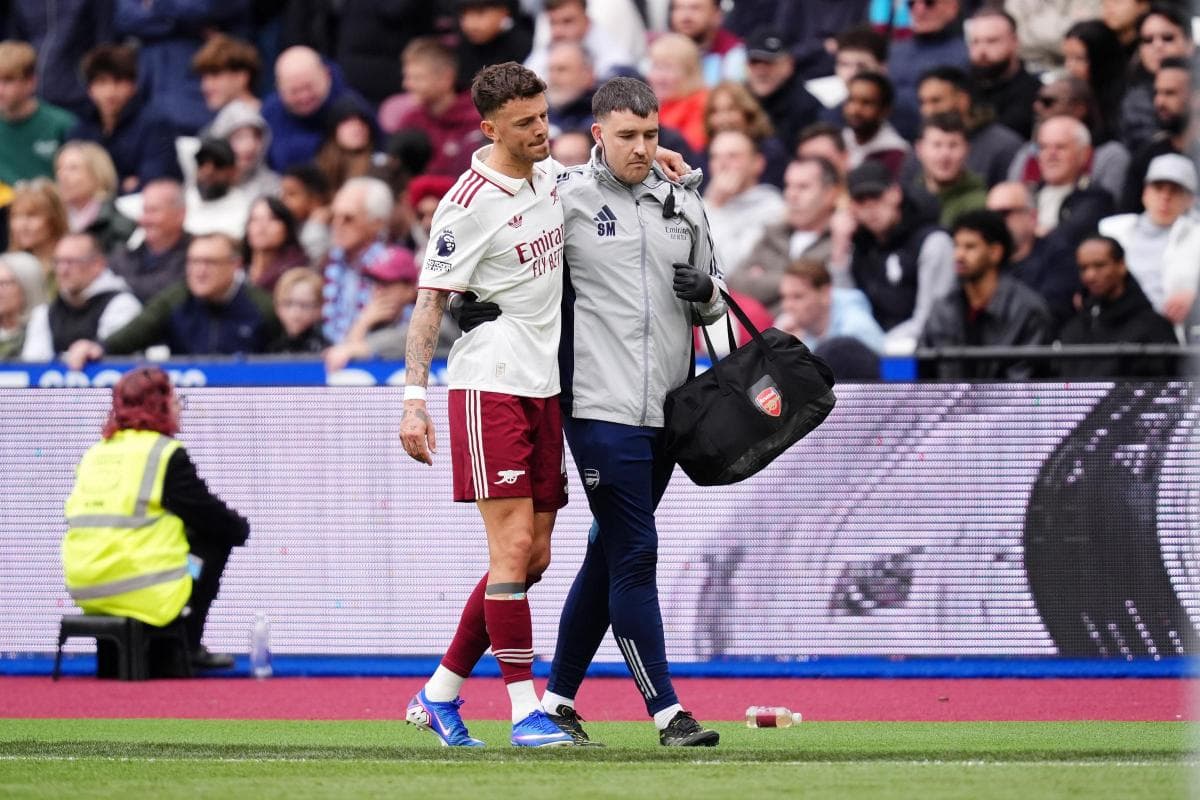 Jugador siendo ayudado por el personal médico en el campo