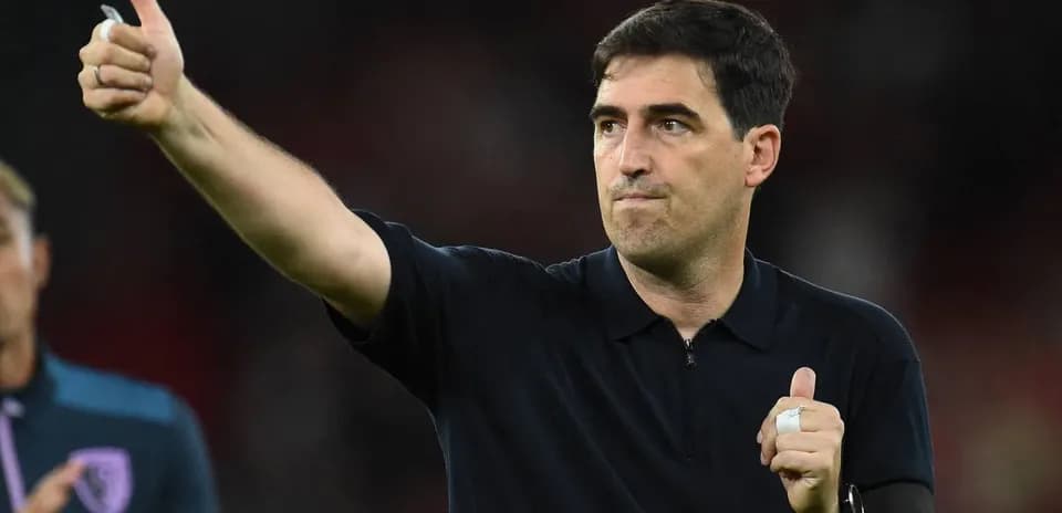 Entrenador levantando el pulgar en señal de aprobación