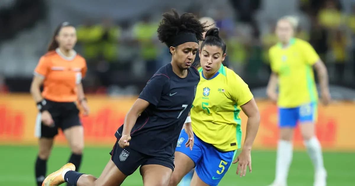 Jugadora de EE. UU. driblando ante jugadora de Brasil