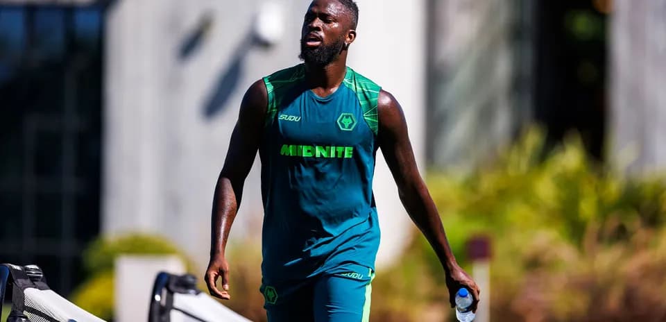 Jugador con botella de agua en entrenamiento