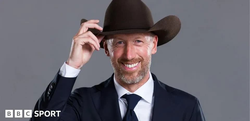 Hombre con sombrero en traje sonriendo a la cámara