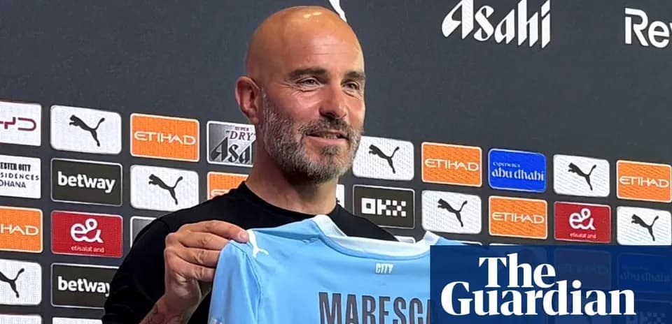 Entrenador presentando camiseta del Manchester City