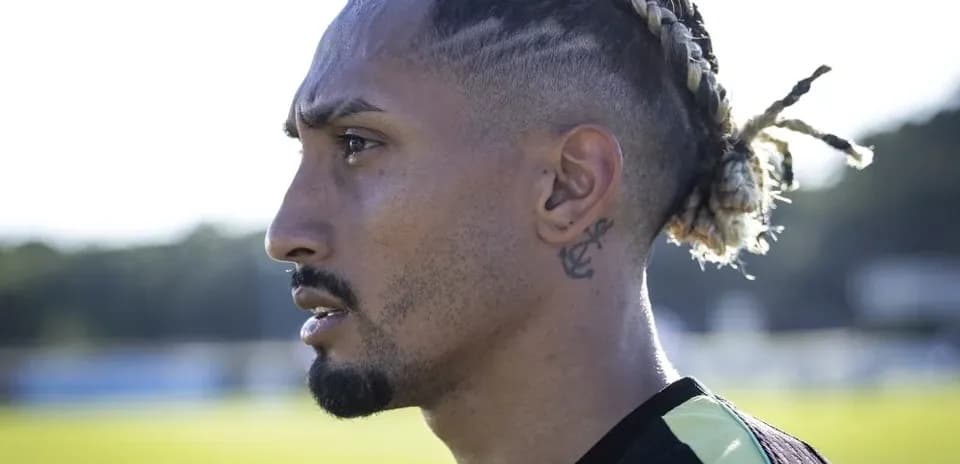 Jugador observando durante entrenamiento al aire libre