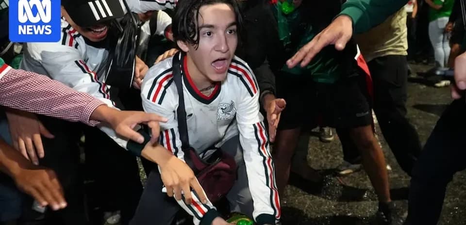 Joven celebrando en la calle con otros aficionados
