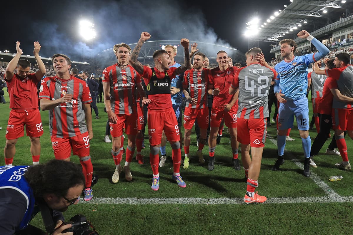 Jugadores de Cremonese celebrando en el campo