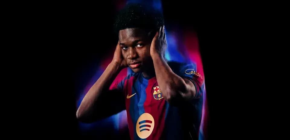 Jugador de Barcelona posando con camiseta del equipo