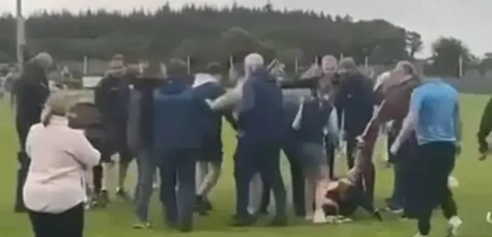 Multitud en el campo durante un altercado
