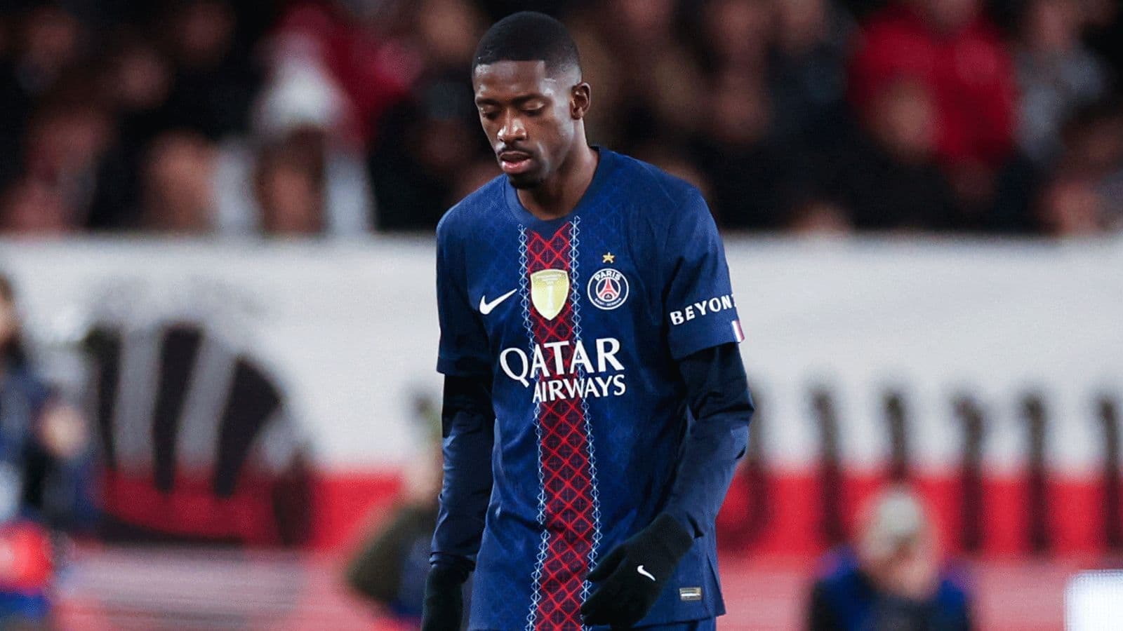 Jugador del PSG caminando durante el partido