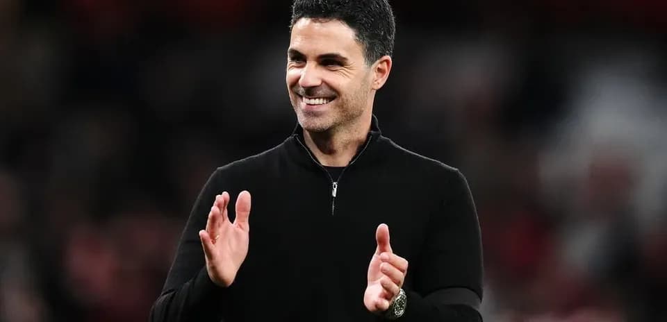 Entrenador aplaudiendo en el banquillo del estadio