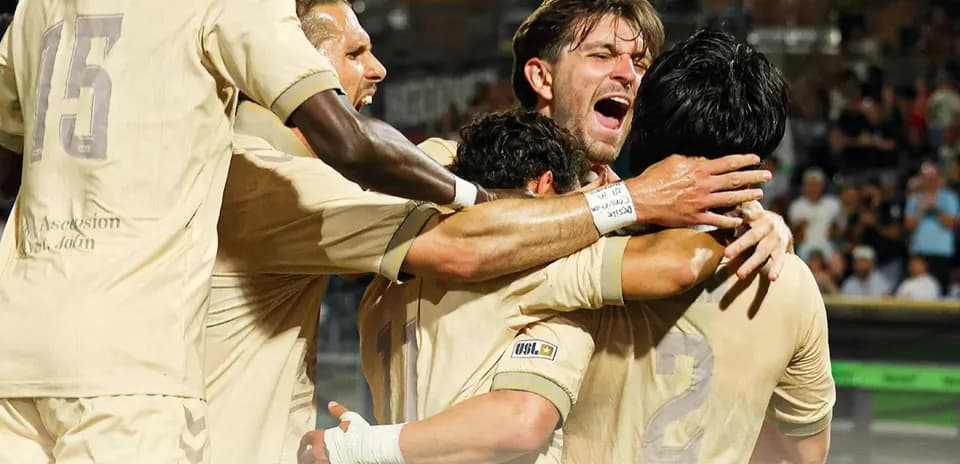 Jugadores del Las Vegas Lights celebrando un gol