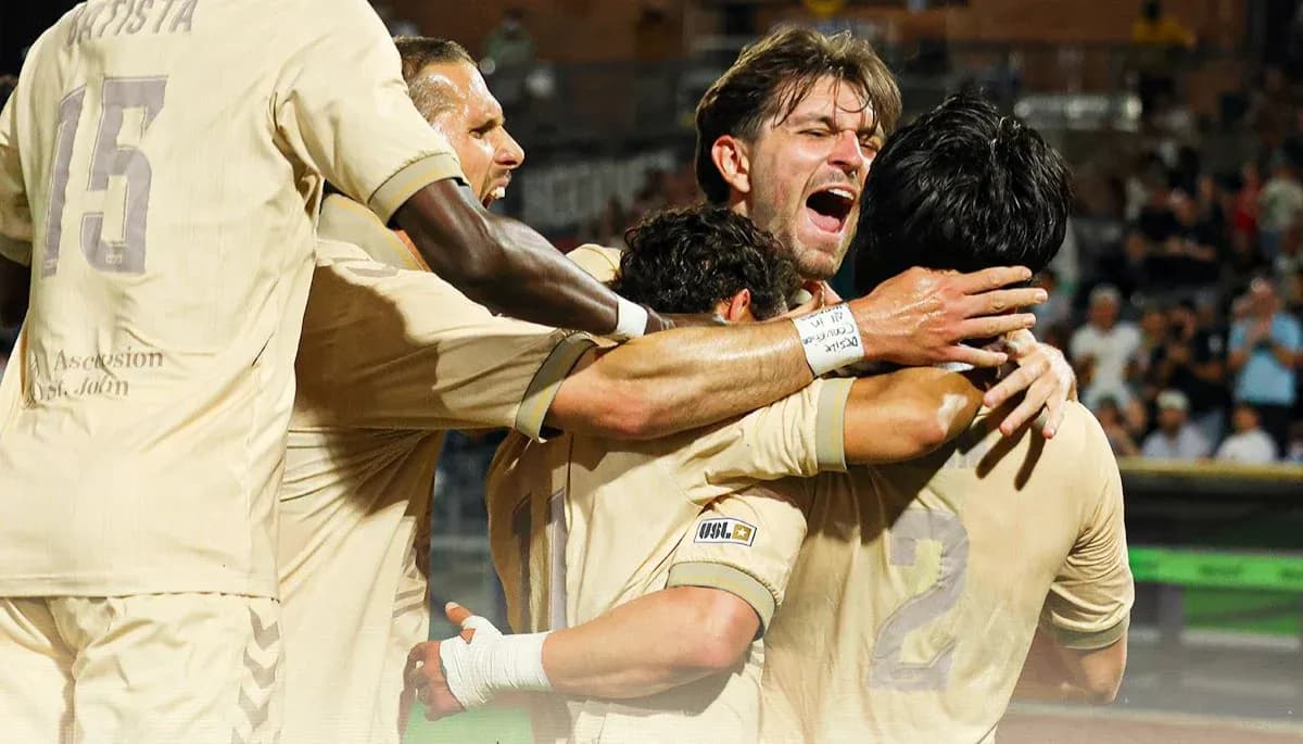 Jugadores del Las Vegas Lights celebrando un gol