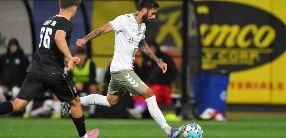 Jugador corriendo con el balón durante el partido