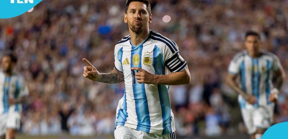 Lionel Messi señalando tras anotar un gol