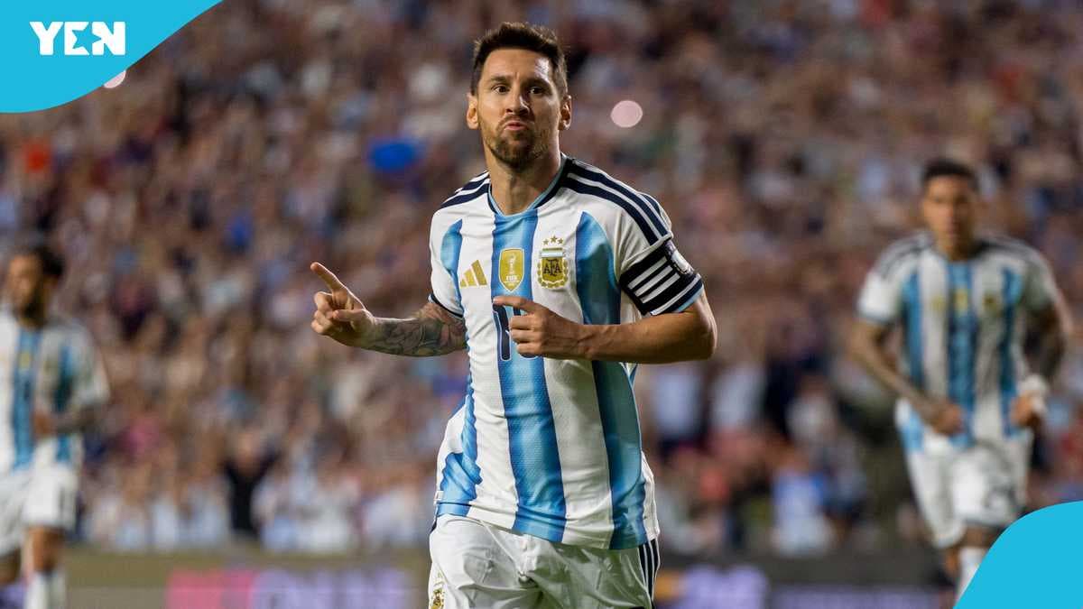 Lionel Messi señalando tras anotar un gol
