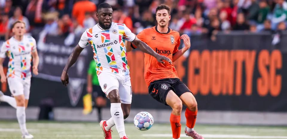 Jugador persiguiendo el balón en un partido