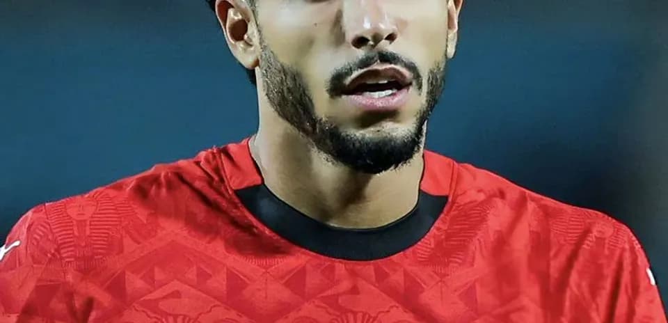 Jugador de Egipto con camiseta roja durante partido
