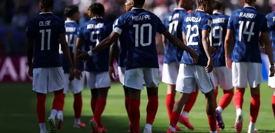 Jugadores de Francia caminando hacia el campo