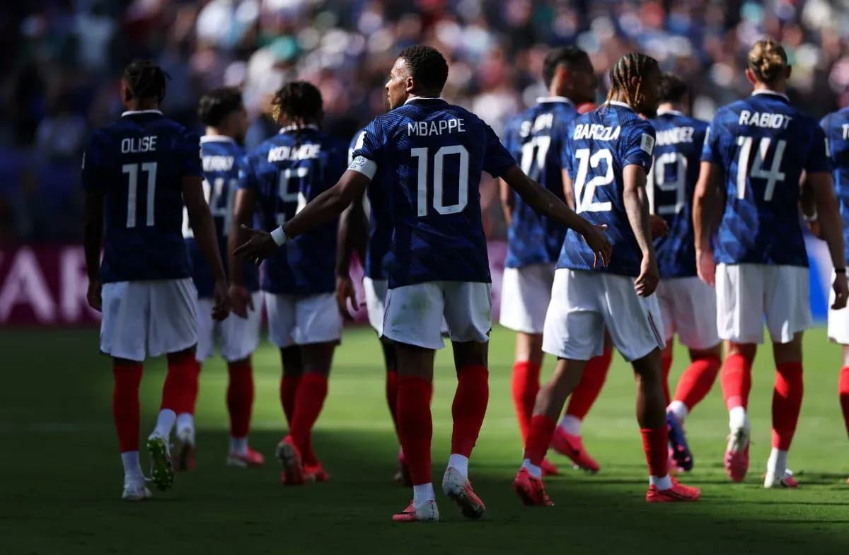 Jugadores de Francia caminando hacia el campo