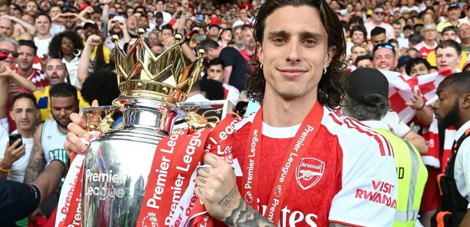 Jugador sosteniendo el trofeo de la Premier League