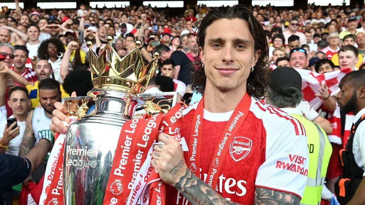 Jugador sosteniendo el trofeo de la Premier League