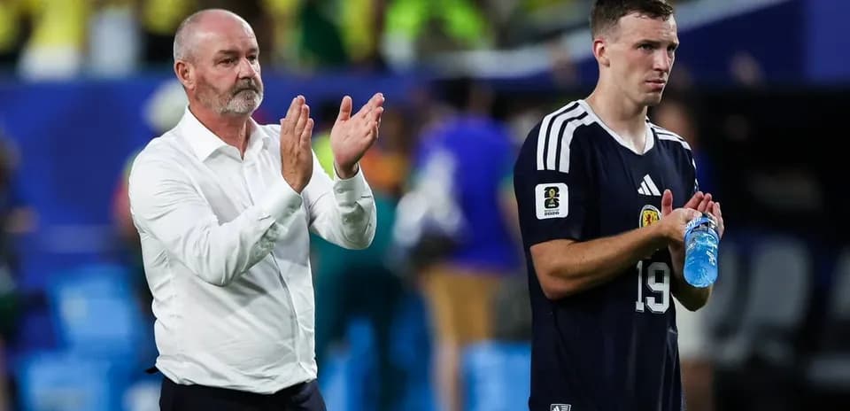 Entrenador aplaudiendo junto a jugador tras partido