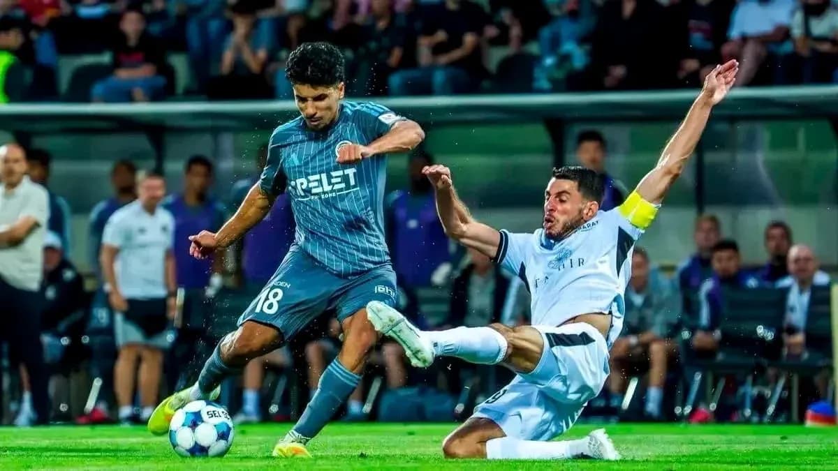Jugador de Slovan Bratislava en acción durante el partido