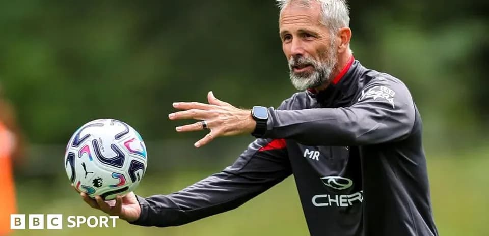 Entrenador dirigiendo la sesión con un balón